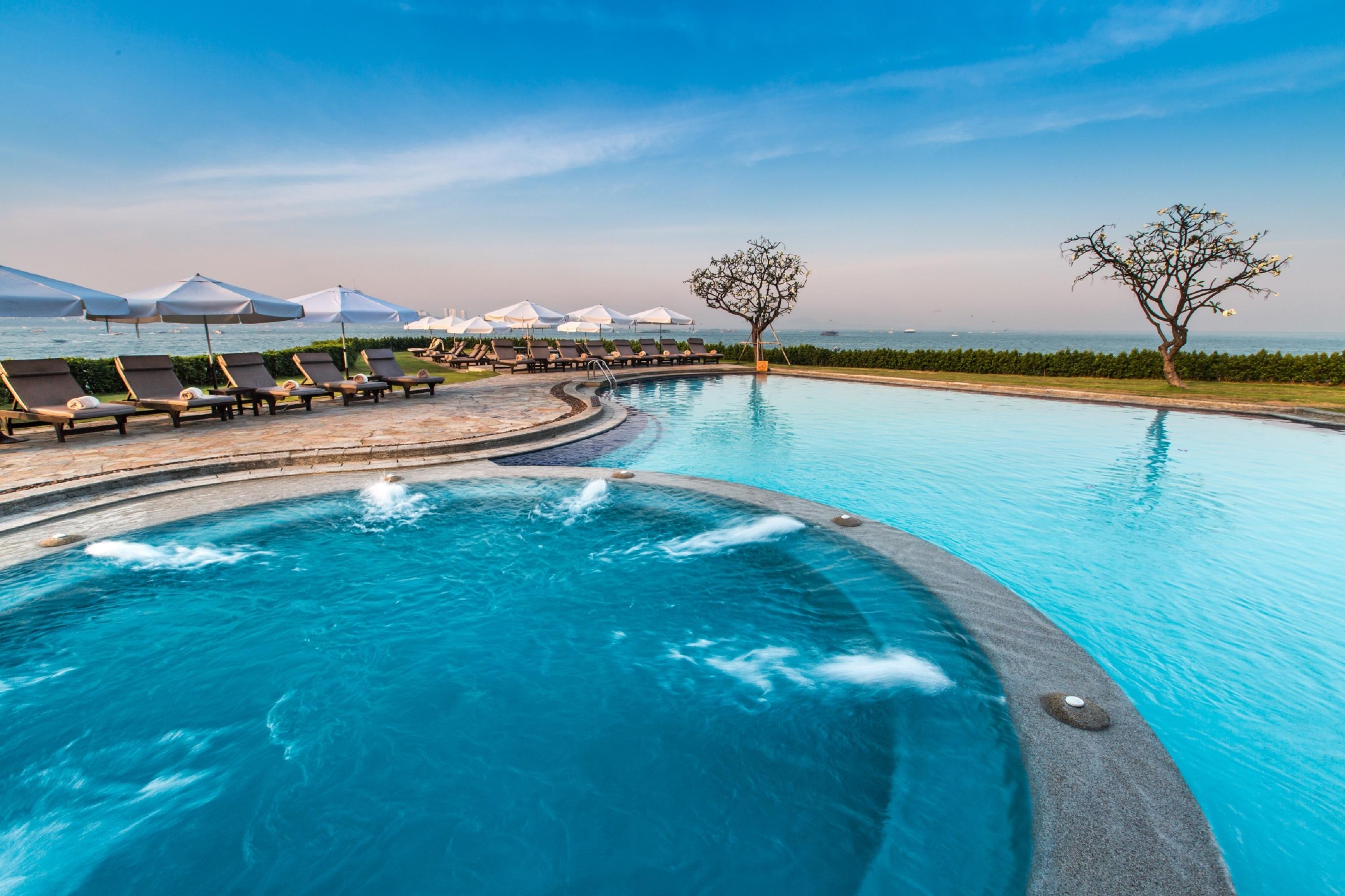 فندق دويست ثاني باتايا المظهر الخارجي الصورة Infinity pool at the Royal Cliff Beach Hotel, Pattaya, Thailand