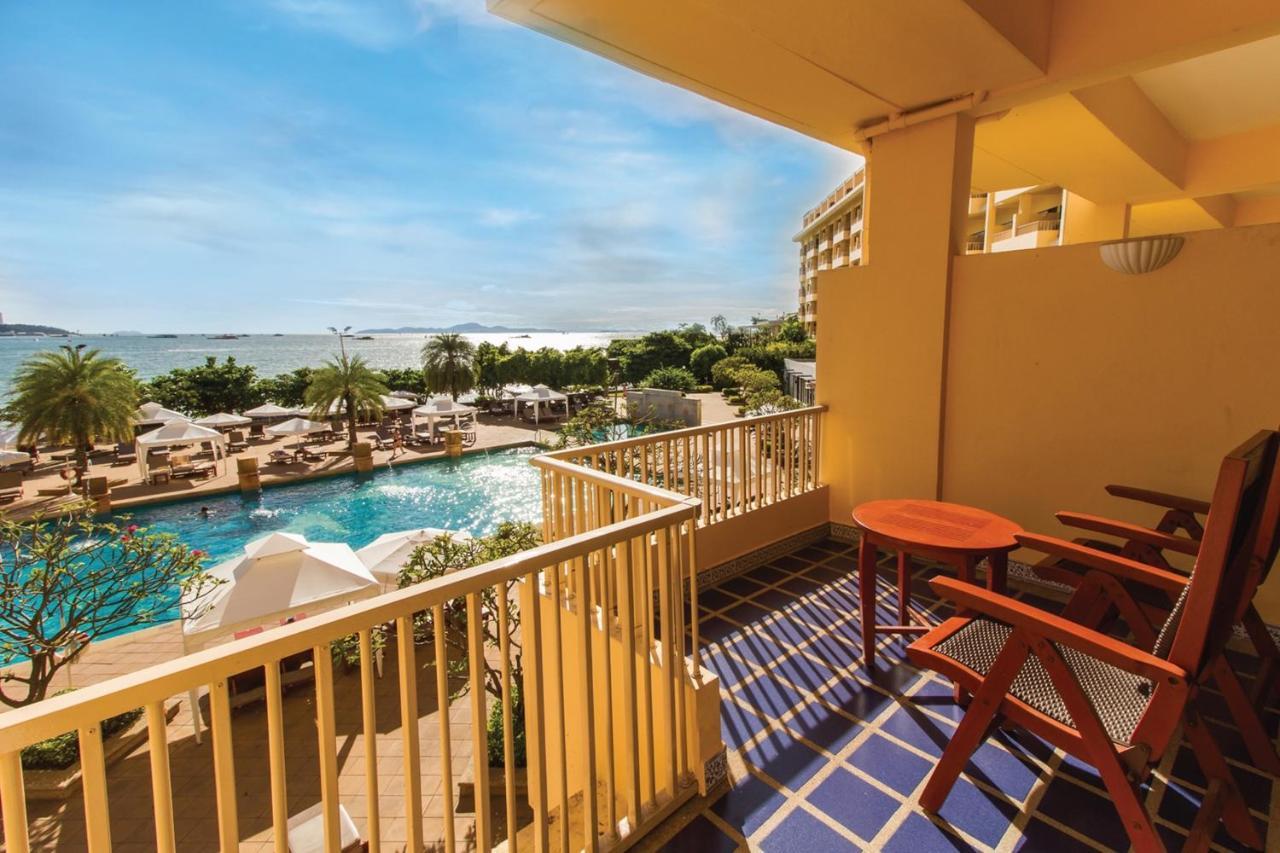 فندق دويست ثاني باتايا المظهر الخارجي الصورة A balcony at a hotel