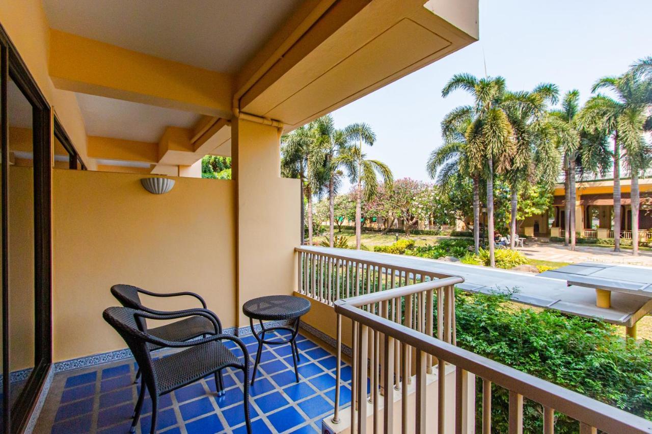 فندق دويست ثاني باتايا المظهر الخارجي الصورة A balcony at a hotel